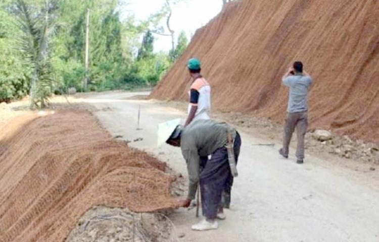 Anyaman Kelapa Penahan Longsor Alami