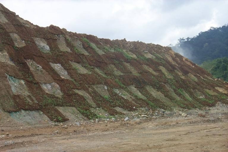 Peran Cocomesh dalam Stabilitas Lereng dan Bukit