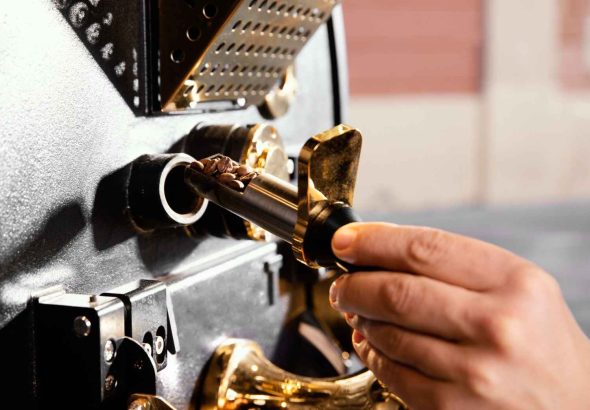 Proses Pemilahan Biji Kopi Berkualitas